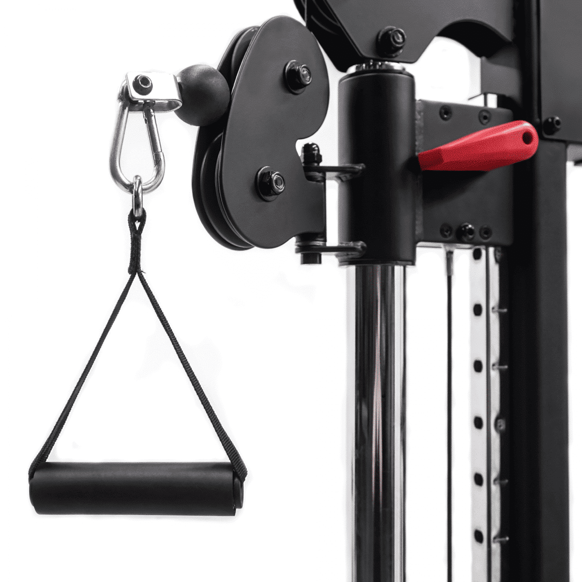 A gym machine with a pulley attached to it.